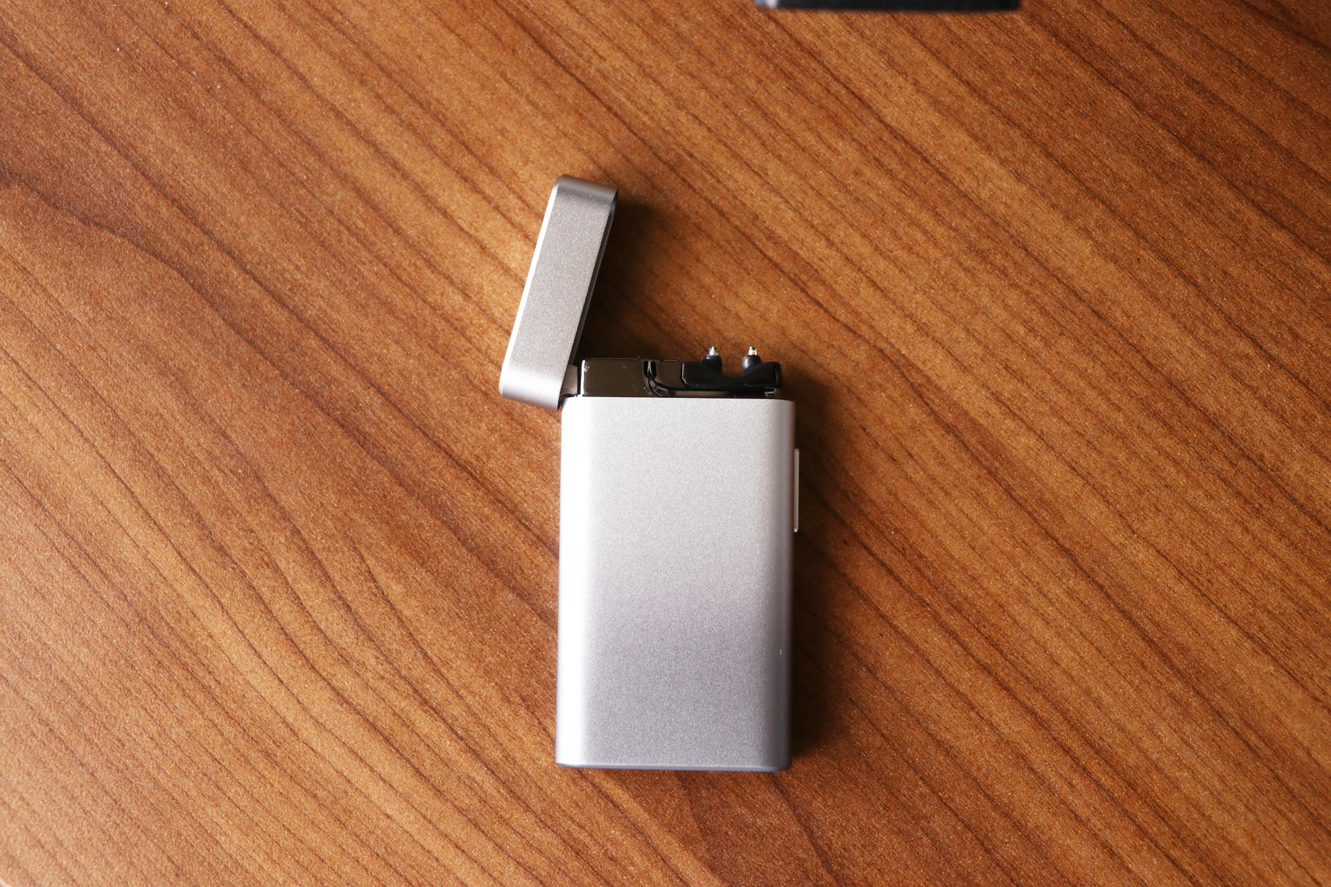 “新能源”打火机体验：高颜值无耗材，充电就能正常工作？