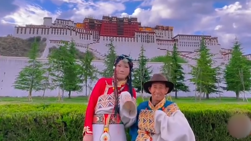 50岁拾荒老人养育遗弃女婴，如今女儿卖掉公司，买房车带父亲旅游