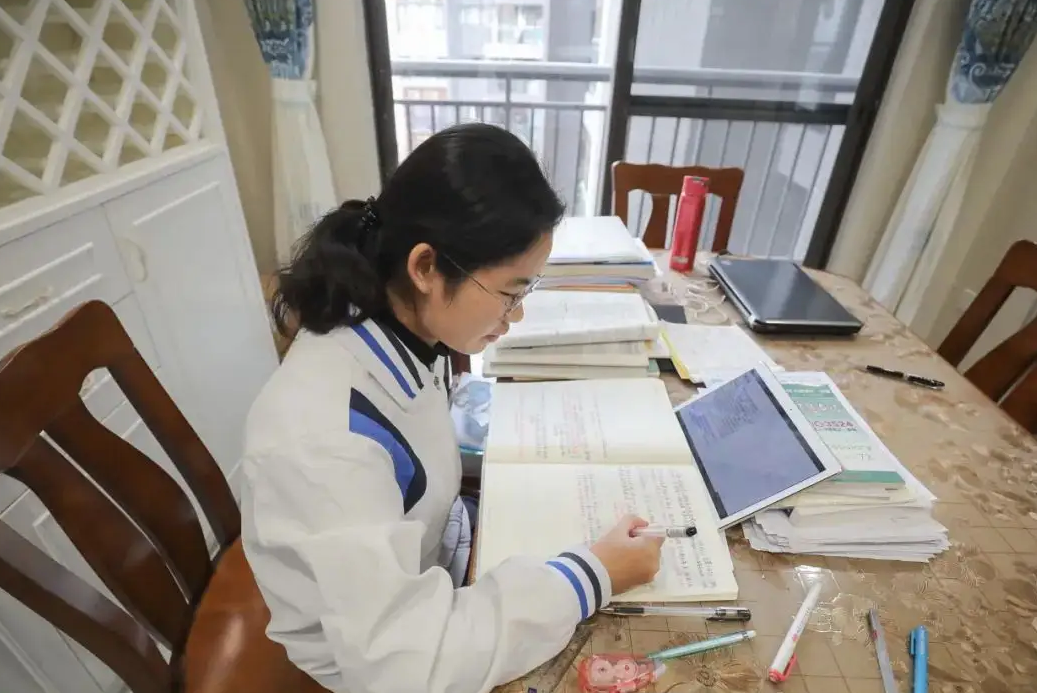 “走读”VS“住校”，两者差距不是一星半点，高考后可见分晓