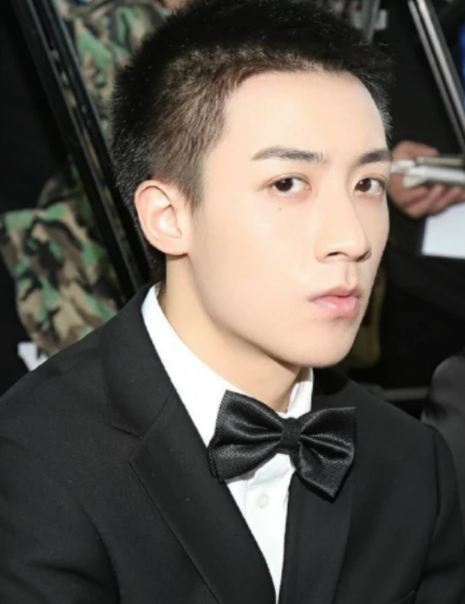 明星“装熟”被打脸有多尬？被保镖“叉出”、台上撕脸，尬到抠地