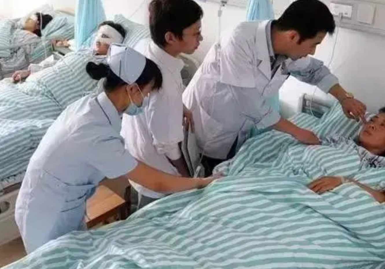 2009年，山东21岁女孩翻墙私奔摔成瘫痪，小伙不离不弃照顾14年