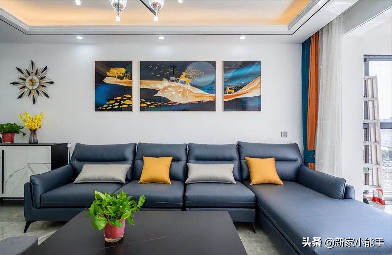 93平新房，裝修现代简约风格，吊顶贴金属线条很时尚，特别大气