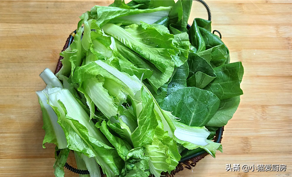 大鱼大肉吃腻了，不妨来一道清炒小白菜，做法简单，清脆爽口解腻