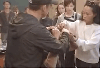 影帝影后多敬业？有人生吞12枚鸡蛋、鼻子被打歪，有人为戏锯门牙