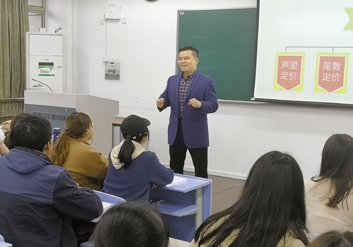 吉林一大学男教师走红，身高190身材如男模，堪称行走的招生简章