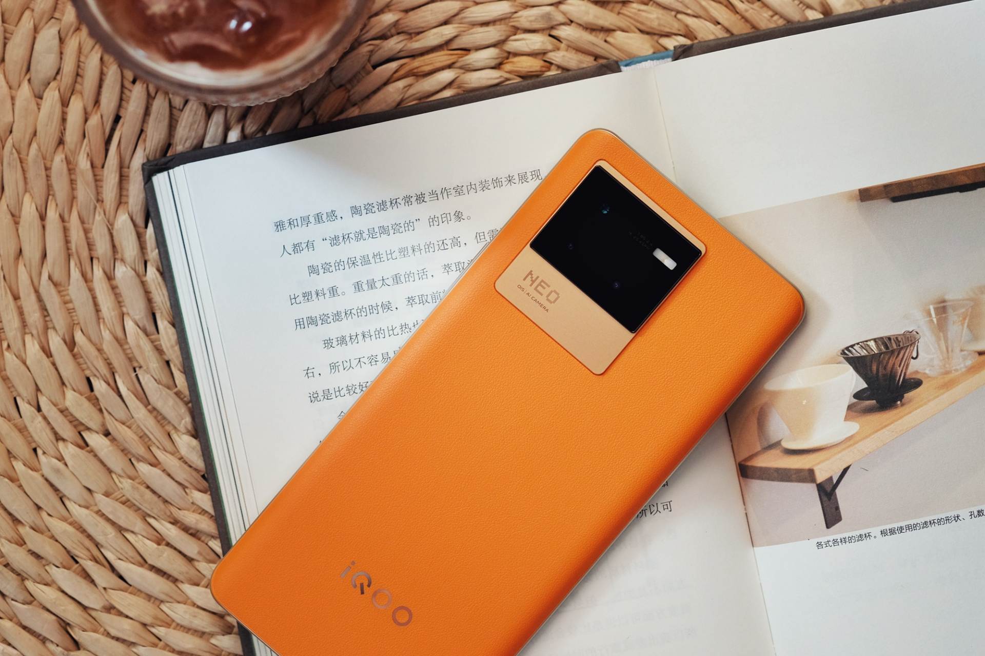 iQOO Neo 6主观体验：一面游戏，一面文艺
