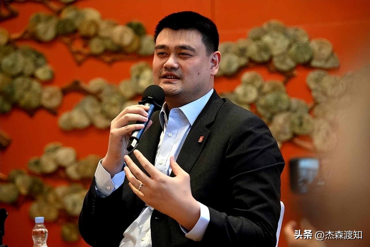 為什么姚明能在nba混（姚明連任原因曝光！5年內幫CBA賺了13億，已開始著手歸化球員）