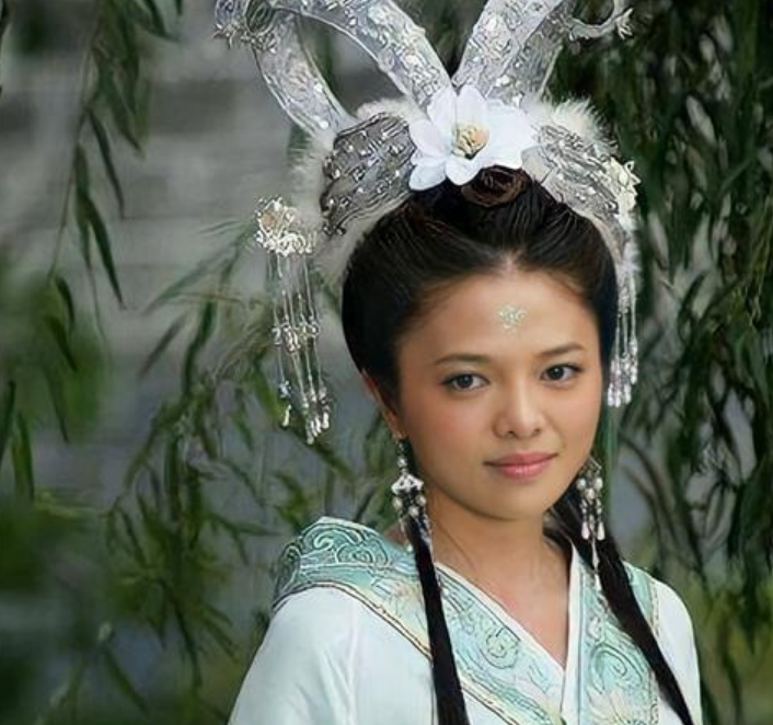 8位红极一时的央视主持人现状，61岁未婚，直播带货，身家过亿