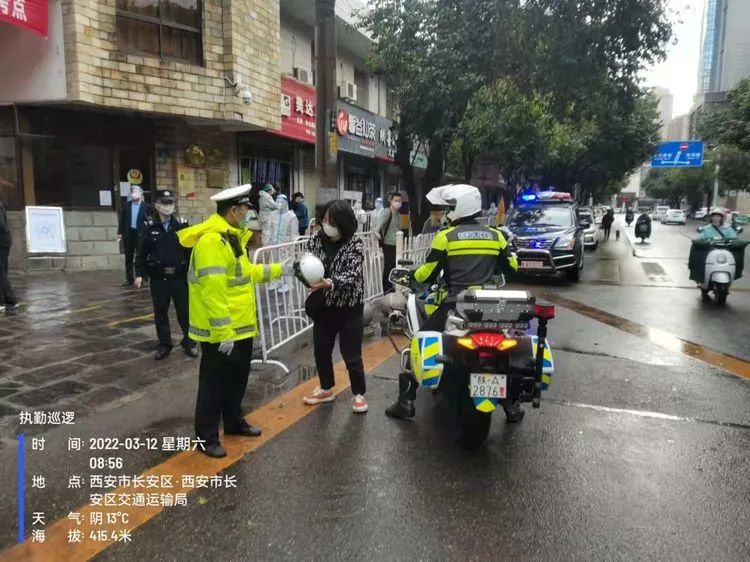 我为群众办实事 | 西安公安长安巡特警全力护航中小学教师资格考试顺利进行