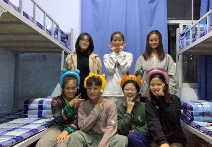 女大学生返校遇见室友，两两相望却相对无言，原因引起学生共鸣