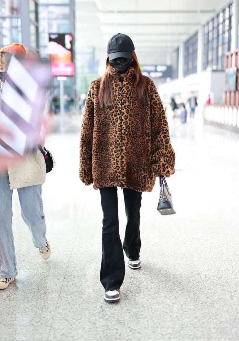 已经当妈的孙怡身材真好,豹纹外套搭配喇叭裤,筷子腿吸睛抢镜