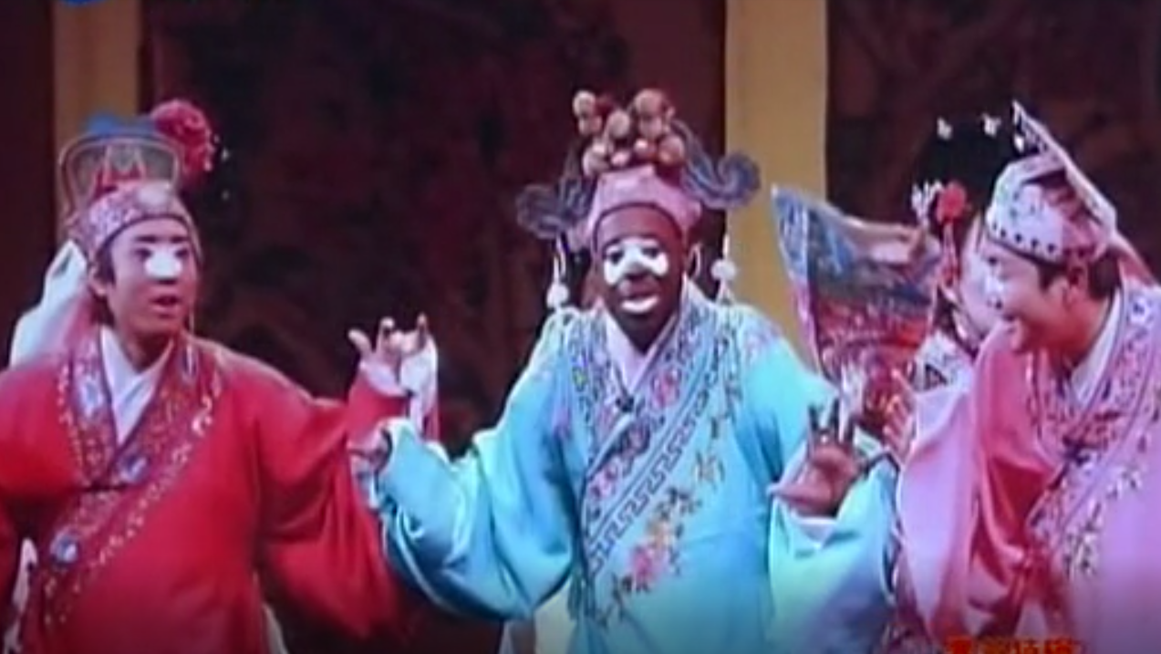 美国黑人留学生娶四川单亲妈妈，还打六份工，养妻子前男友的父母