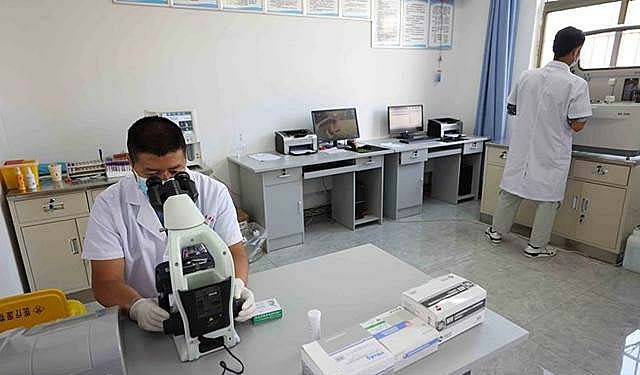 河北小伙胸口顶着200多斤肉球，体重500斤，吃喝拉撒在床上解决