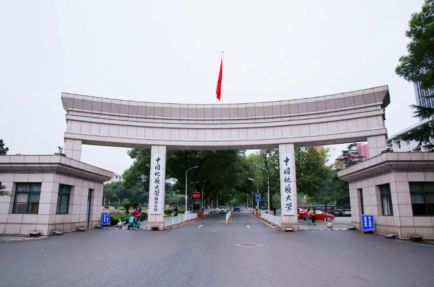 陕师大附近发现疑似古墓，“十所大学九个坟”是真的？并不是巧合