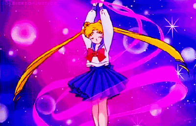 《美少女战士》描绘了主人公月野兔在某一天意外救下一只头上有月牙印