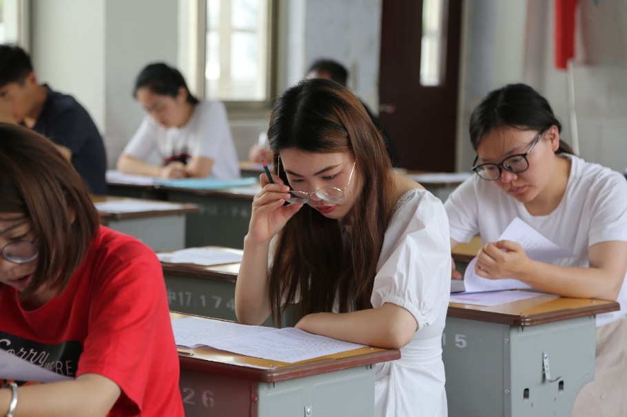 “还以为她去约会了”，女大学生上课时睡着，醒来后已经凌晨五点