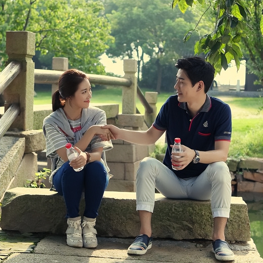 两年后,何以玫与张续大婚,赵默笙担任了他们的御用摄影师.