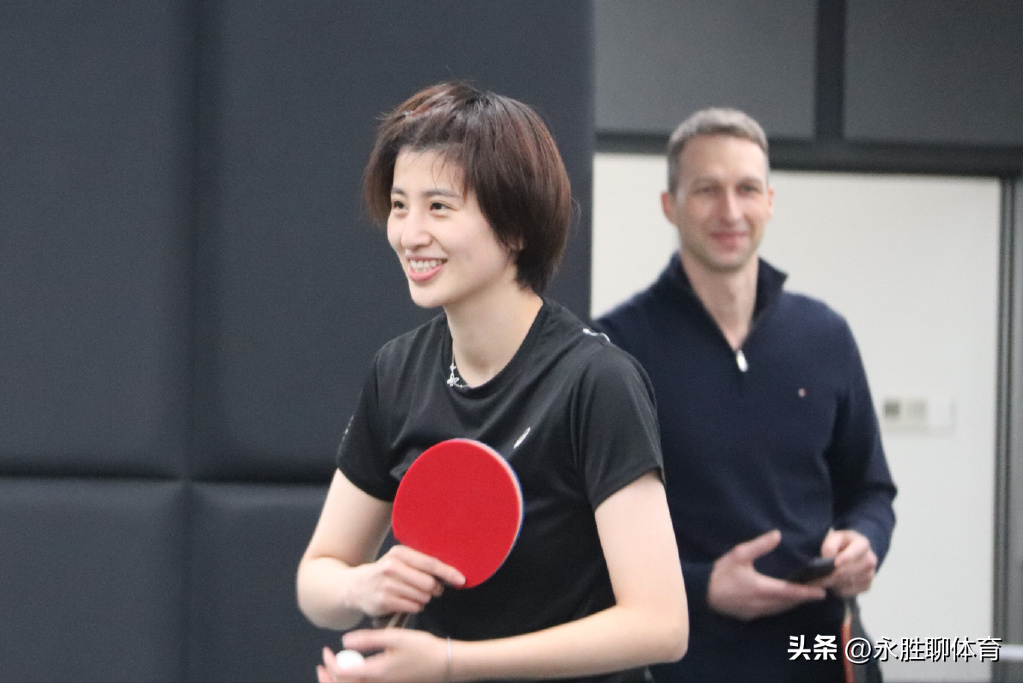 許昕老婆比許昕大幾歲</h2>

<p>　　姚彥和許昕都是上海省隊出來的運動員，兩人都進入國家隊，姚彥的成績相對來說也很不錯，和許昕可以說是青梅竹馬，為了支持許昕的事業，姚彥在2012年退役，退役的時候只有24歲，可以說很早就退役了。</p>

<p>　　<img alt=