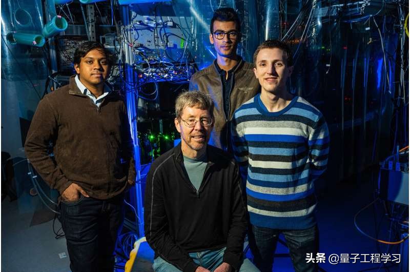 量子模拟器显示电子的各个部分如何在一维中以不同的速度移动