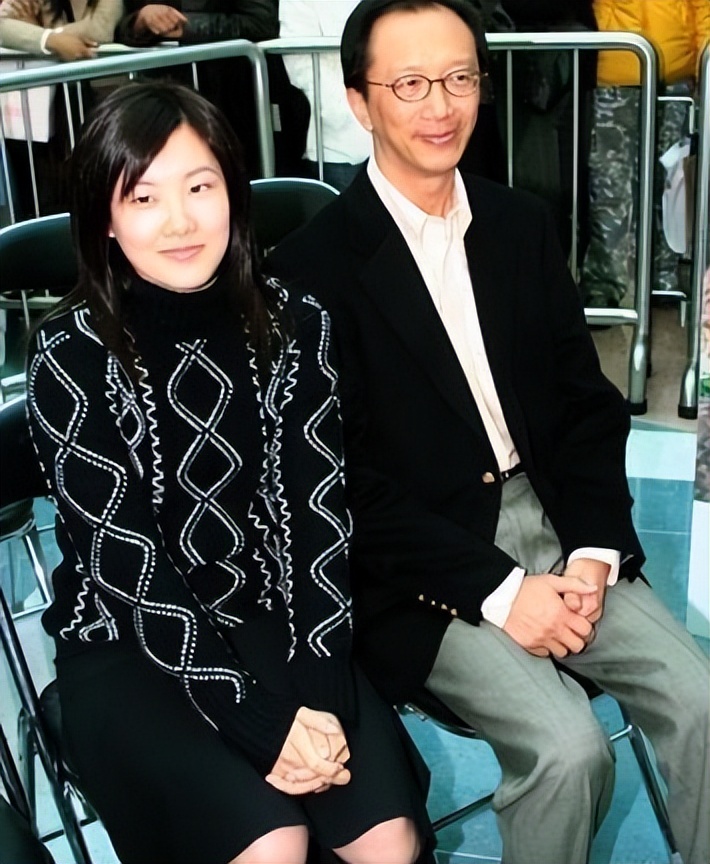 跳水天后伏明霞现状如何（跳水女皇伏明霞近况：71岁丈夫身价百亿，19岁女儿亭亭玉立）