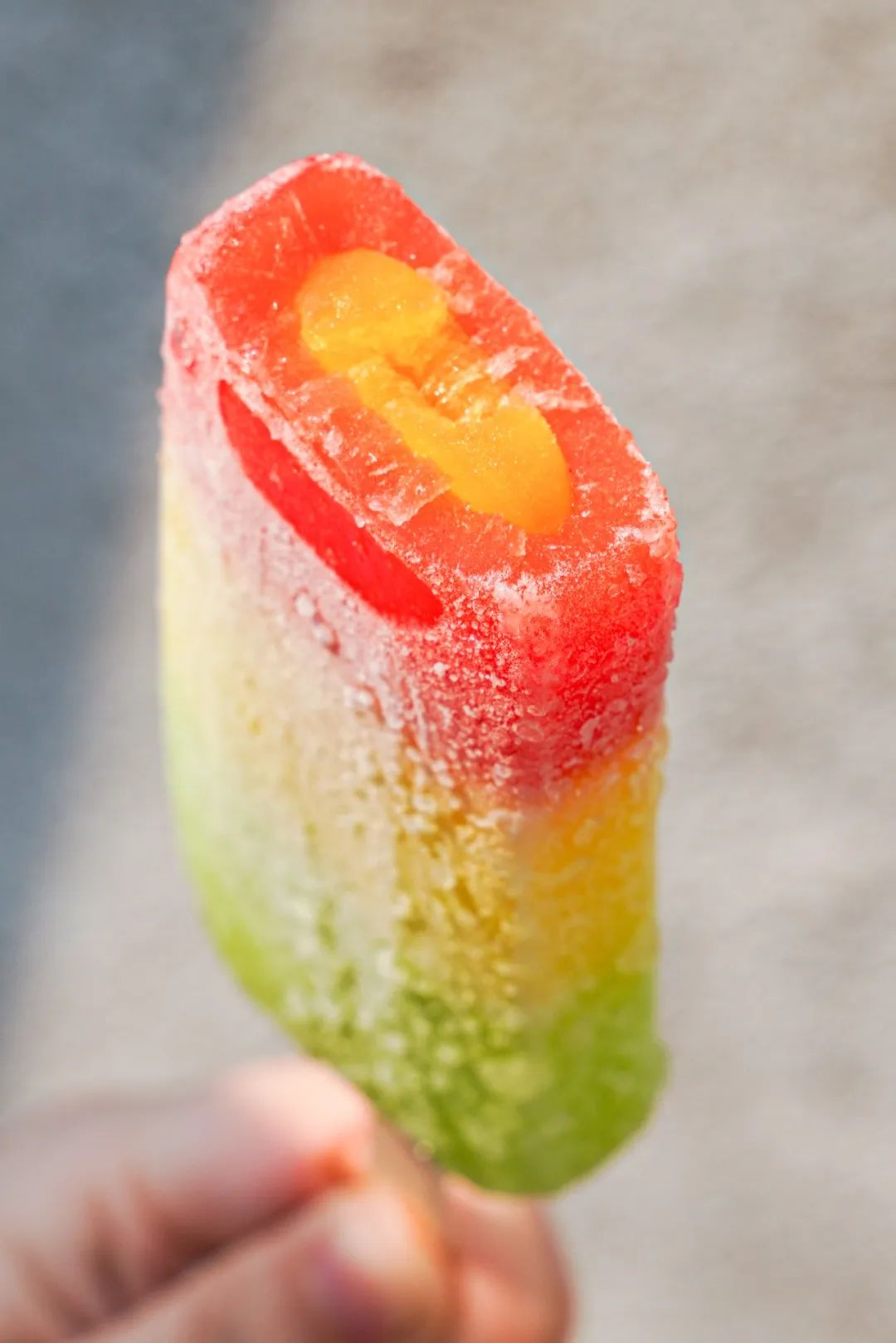 还记得小时候吃完舌头变色后,总以为自己中毒了呢～7°-小布丁在众多