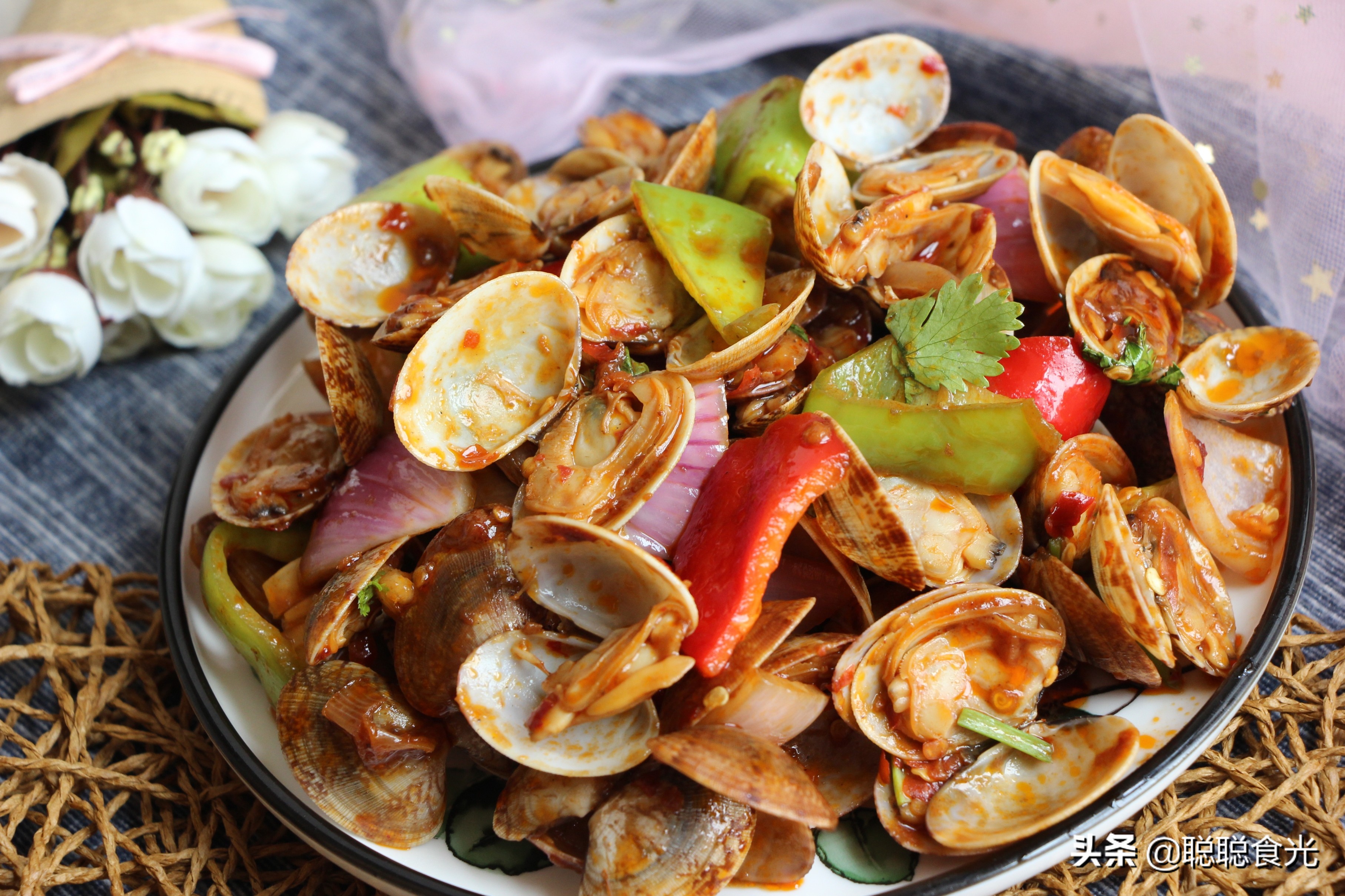 【食材】花甲,葱,姜,蒜,香菜,洋葱,红绿辣椒,郫县豆瓣酱,黄豆酱,生抽