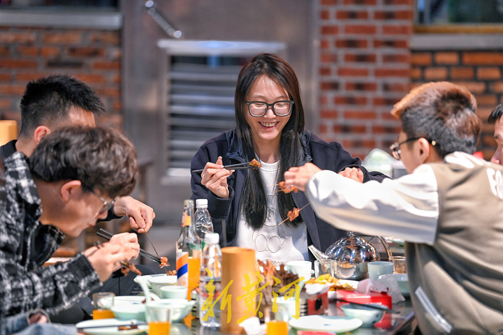 直击济南恢复堂食“第一餐”：测温扫码一个不少，火锅店招牌菜凌晨就卖光