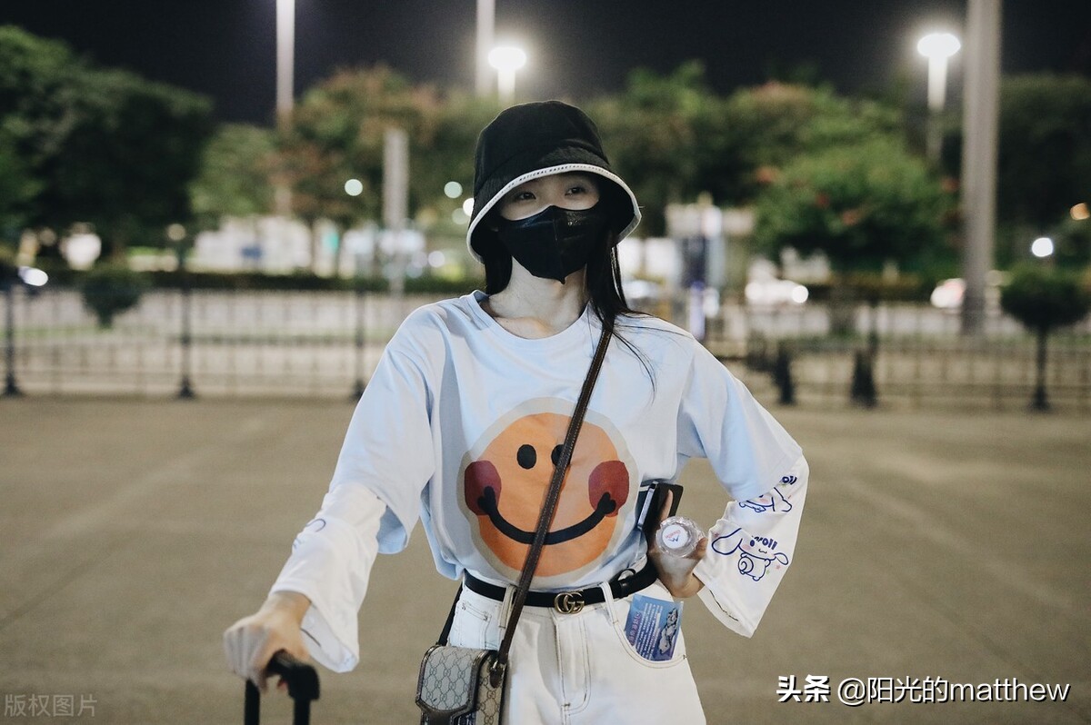 吕小雨穿短T搭短裤现身机场，戴渔夫帽清纯可爱