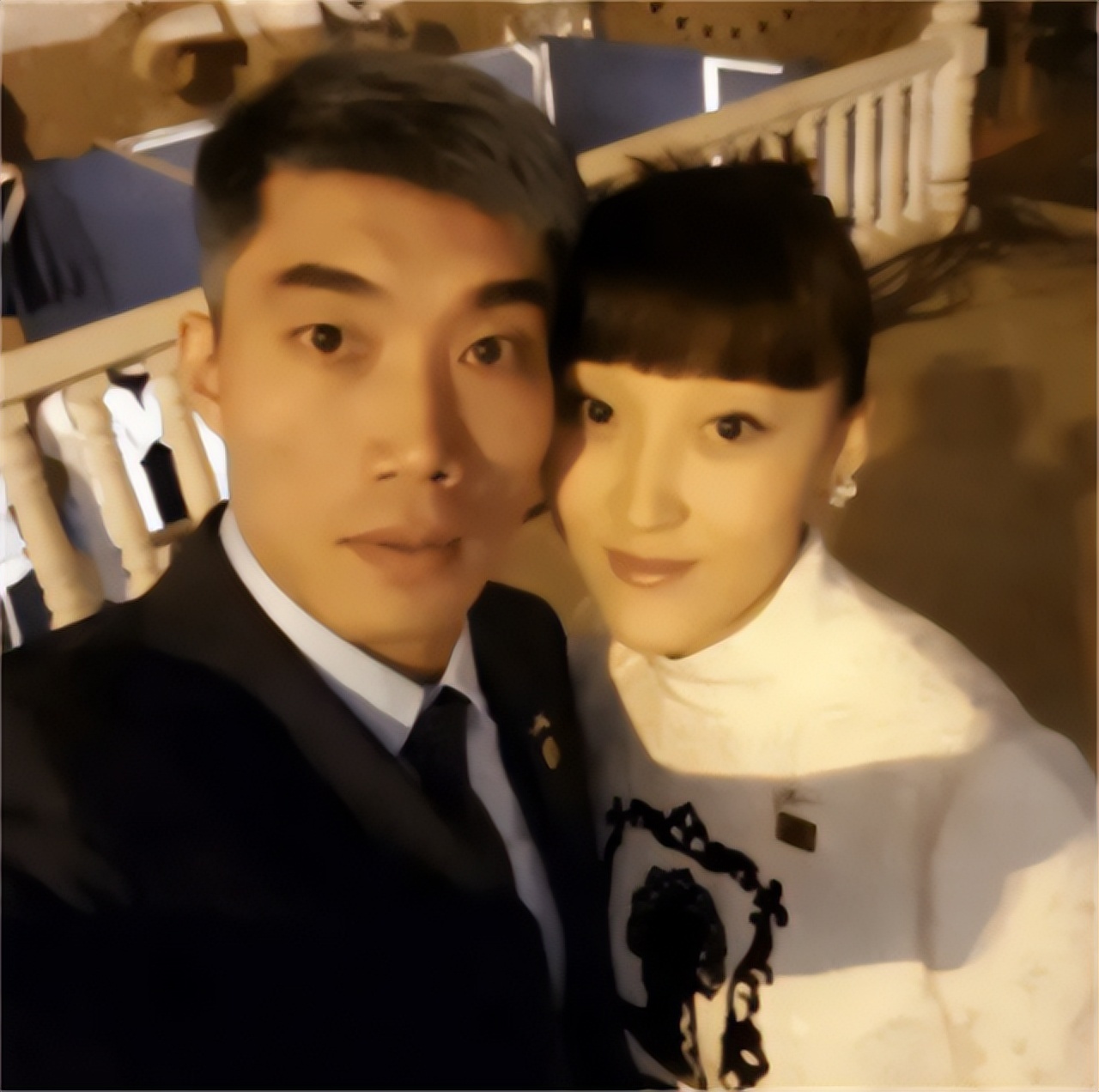 郑智妻子邵娜生日("双冠王"郑智年薪1900万,娶小7岁娇妻,2022年正式退