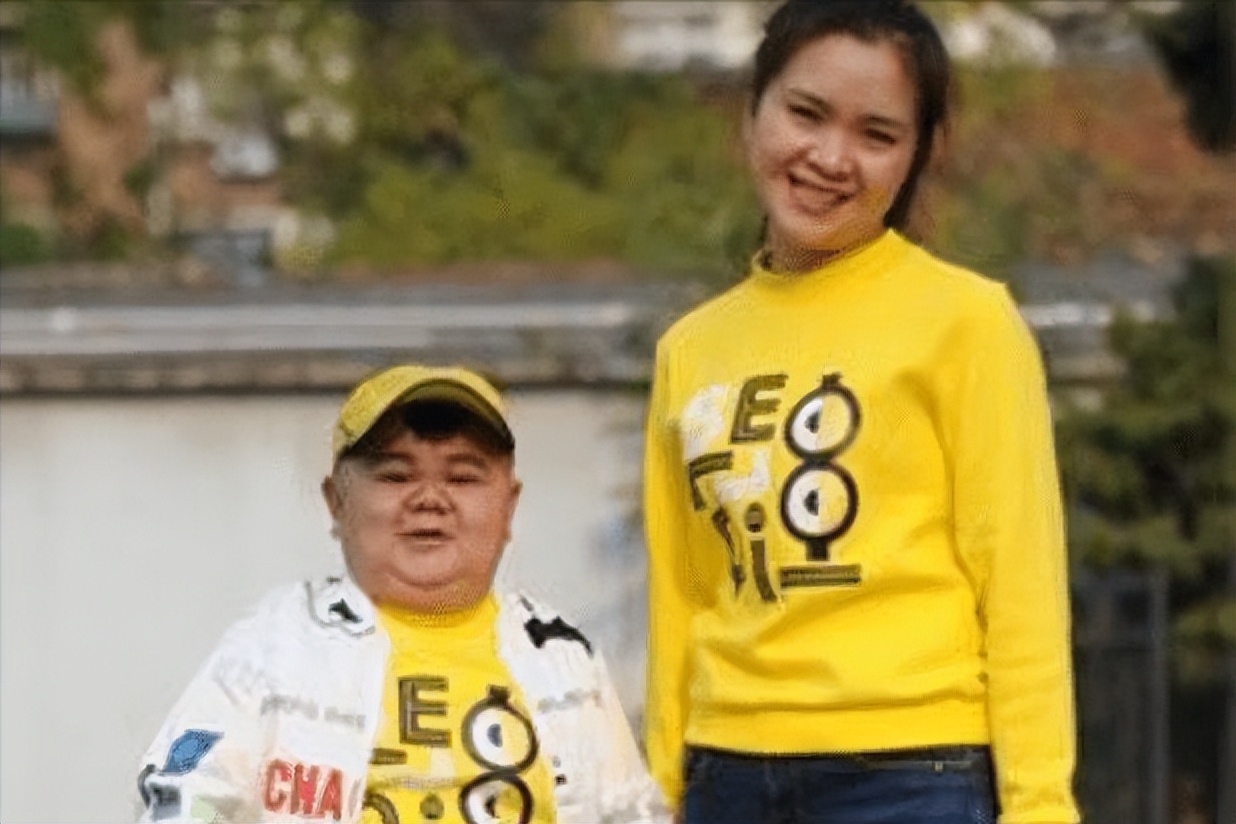 一米二袖珍人娶1米65的女演员，婚后还狂买房车，他有什么本事