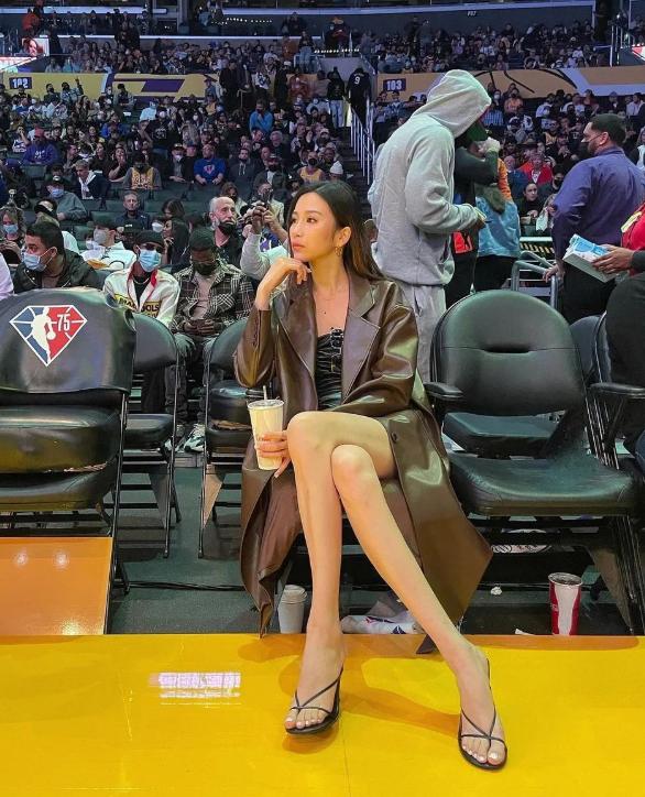 湖人最美女球迷(湖人美女球迷走红,韵味十足吸粉无数,脚踩湖人球票引