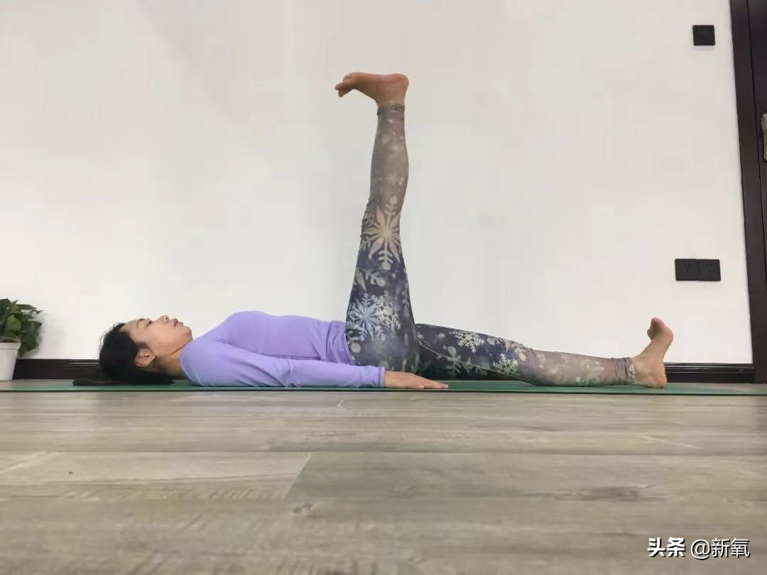 直角肩凹到没脖子，腿还短了一大截？这次红毯僵硬得太不像她了吧