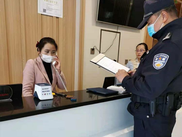 西安公安阎良分局凌云路派出所深入辖区涉外宾馆及人员密集场所宣传出入境法律法规