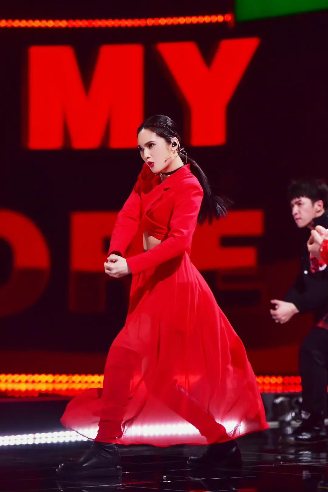 孙怡、赵丽颖红色礼服状态迥异，有没有爱情的滋润肉眼可见