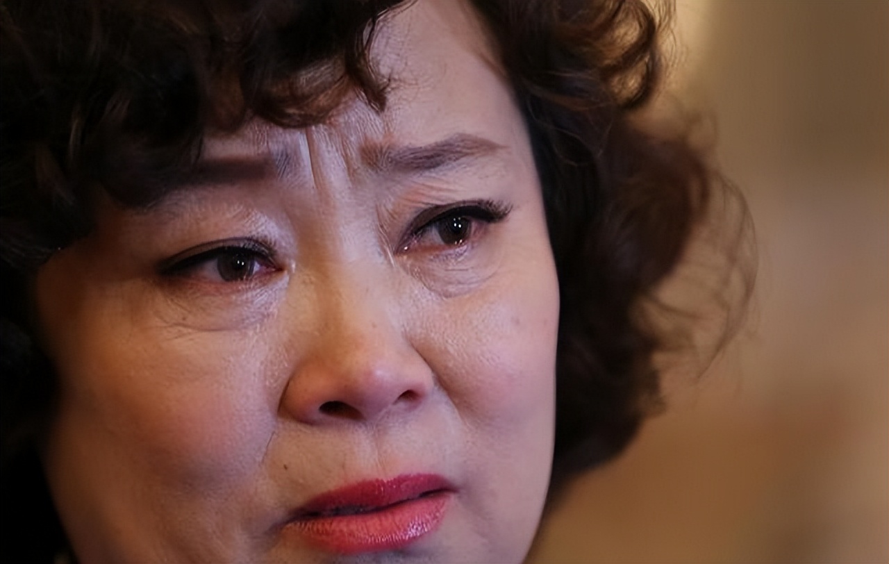 演员方青卓:与二婚小丈夫提离婚后,儿子一句话刺痛她的心