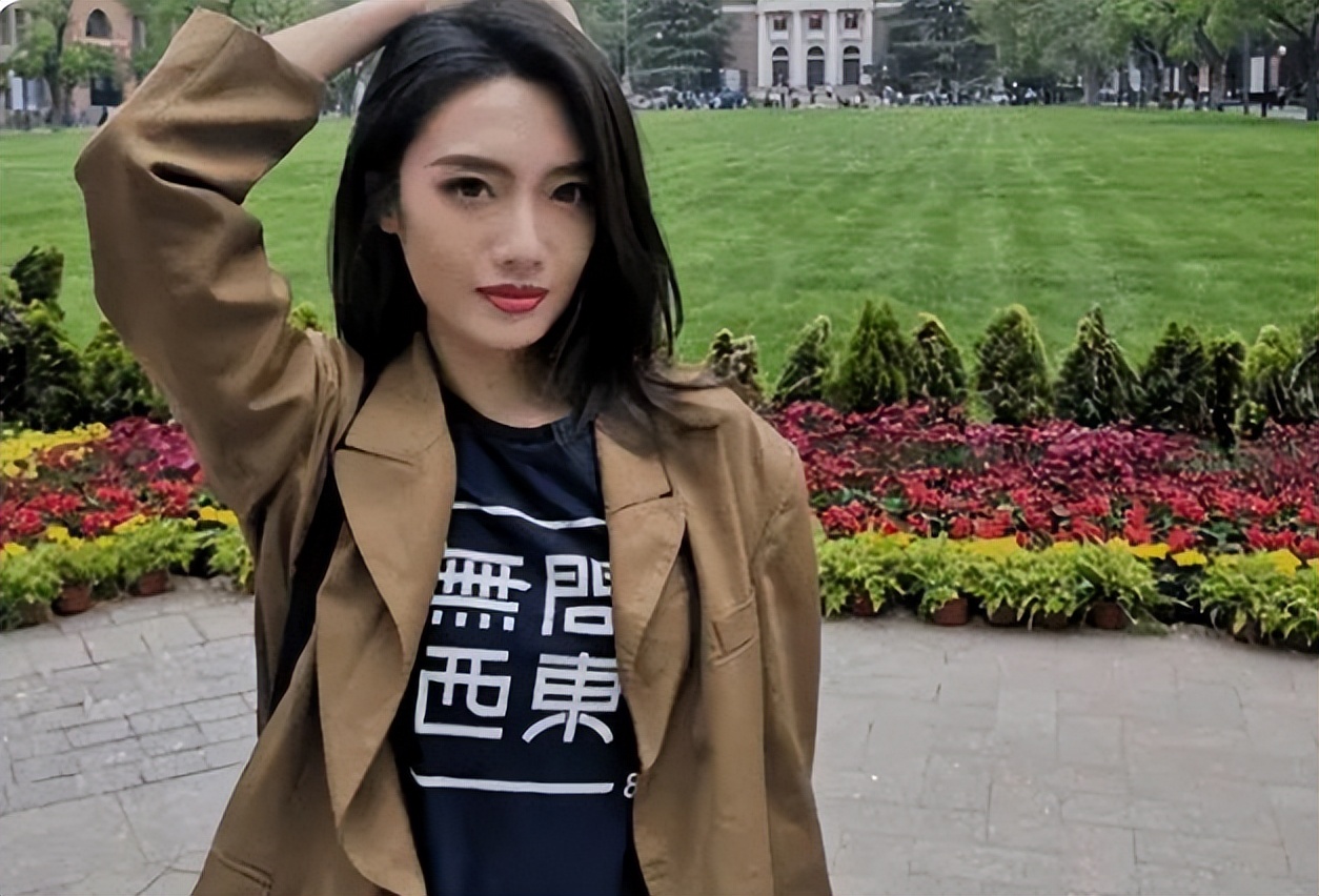 清华美女博士晒“毕业变装”，反遭网友嘲弄，觉得还是应该谦虚些