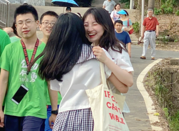 女学生带防狼喷雾上学，男同学误用后伤人，引热议：女同学错了吗