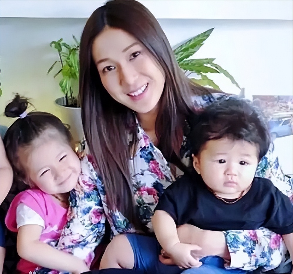 38岁女星钟嘉欣官宣三胎！穿紧身衣小腹隆起明显，晒三胎B超照