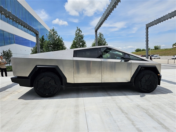 特斯拉赛博皮卡不跳票?马斯克称今年一定量产,全球订单超150万