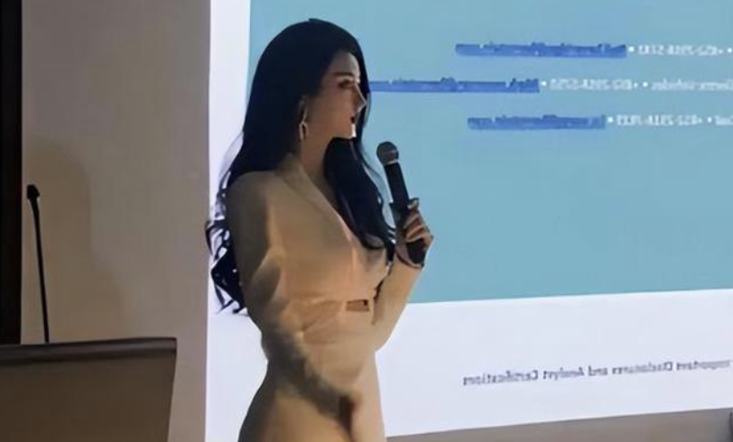 上海某高校女教师走红，眉眼精致像“芭比娃娃”，网友看法却不同