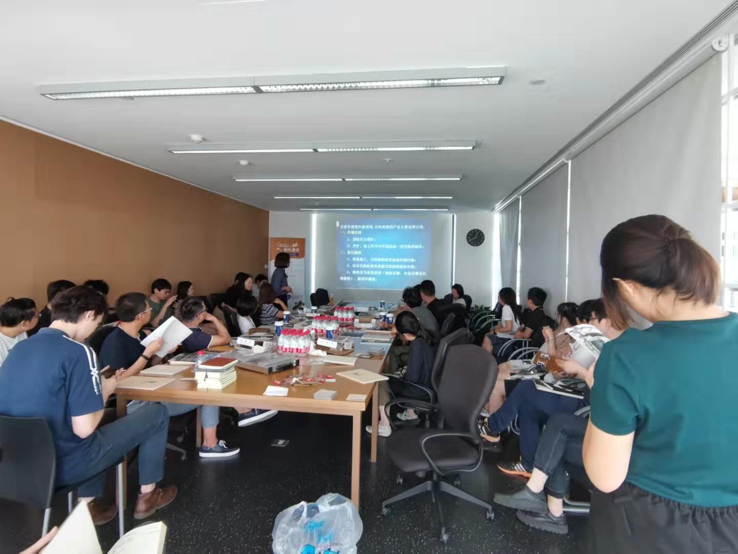 大学生课表从早排到晚，有人表示怀疑：这是高中老师说的大学吗？