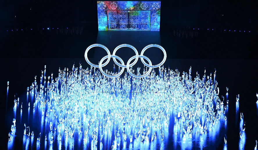 太美了吧！北京冬季奥运会开幕式：冰脚带狮子舞队登场，会场悬挂国旗。