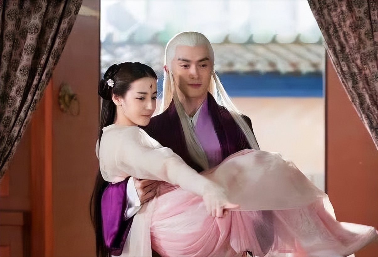 影视剧里的"公主抱"总是那么轻松?当看到下半身,原谅我笑了