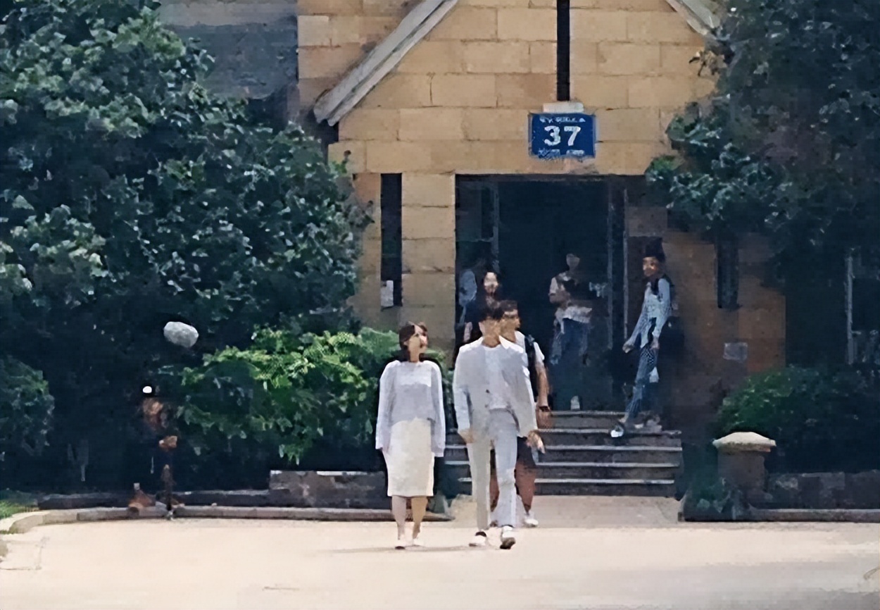 痘痘脸、赘肉、五五分！生图里的女星，让我看见了人间真实