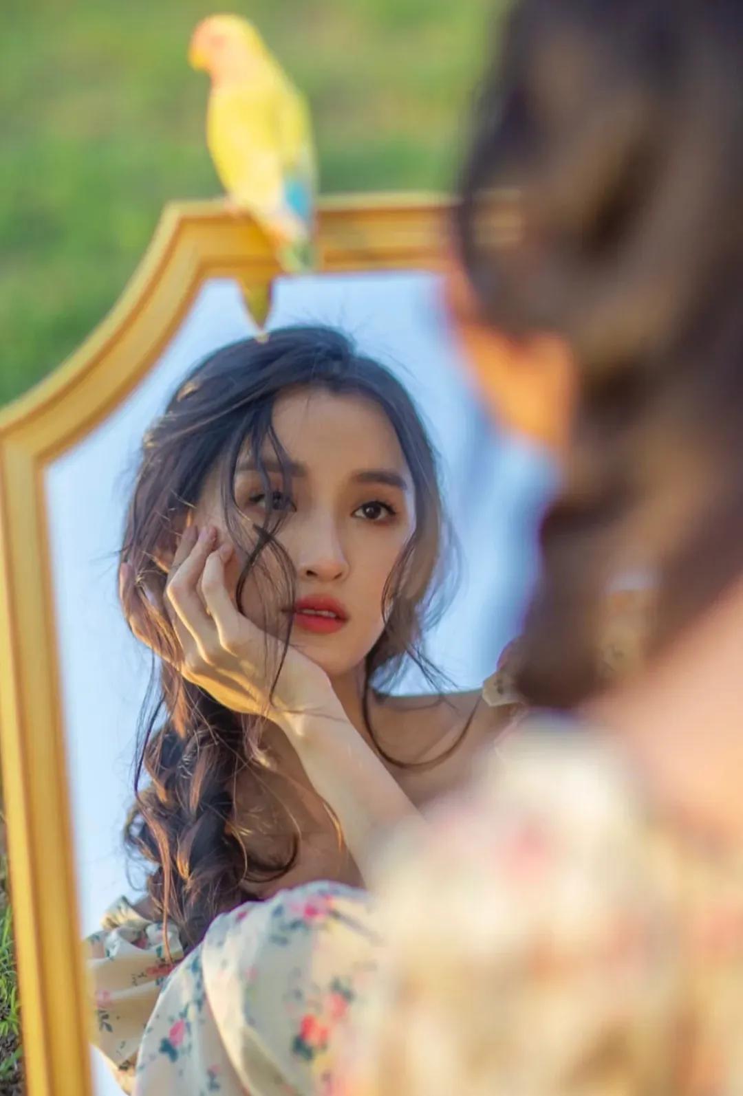 卓煜茜对镜随拍，镜子里的她特别灵动，清纯靓丽，