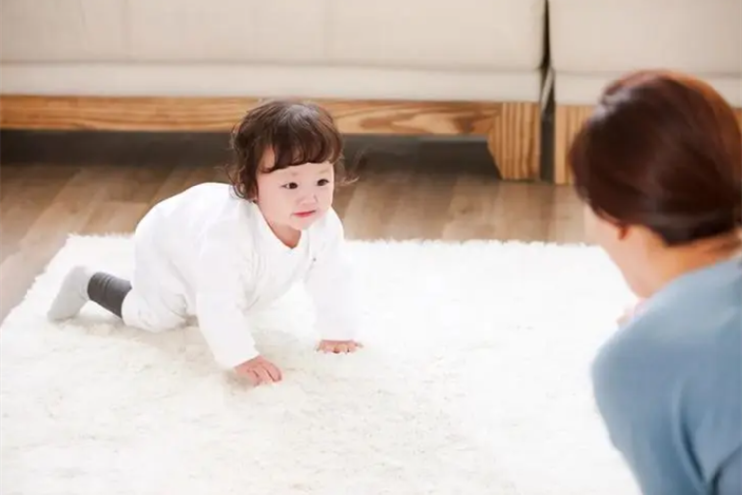 人类幼崽在不会行走前的过渡,很多家长都不会特别在意宝宝爬行的姿势