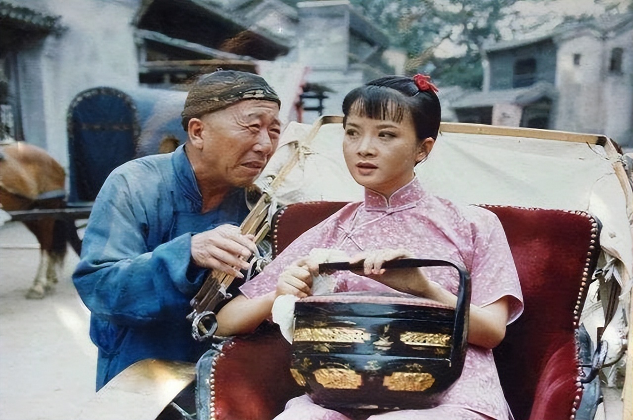 郭榕在大宅门里没少受排挤,但是她自尊自爱,不卑不亢,把郭宝昌培养成