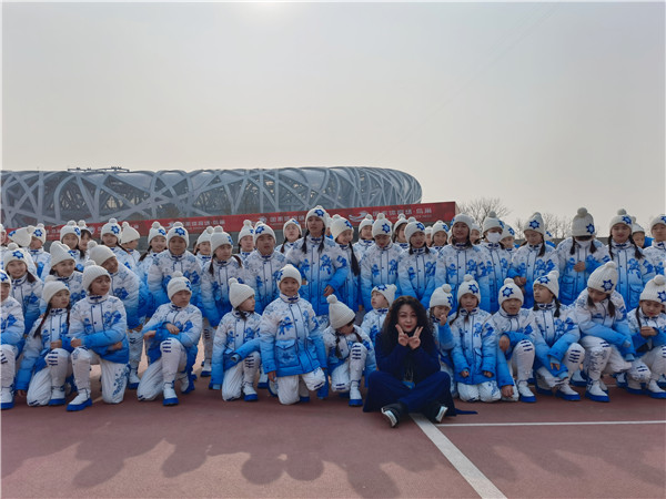 一起向未来！十佳设计师丁洁在鸟巢与孩子们“虎头虎脑”迎冬奥