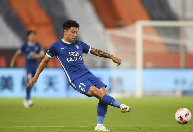 就征服武汉球迷（2-1！武汉三镇打服球迷，外援世界波绝杀，领先泰山7分，夺冠在望）