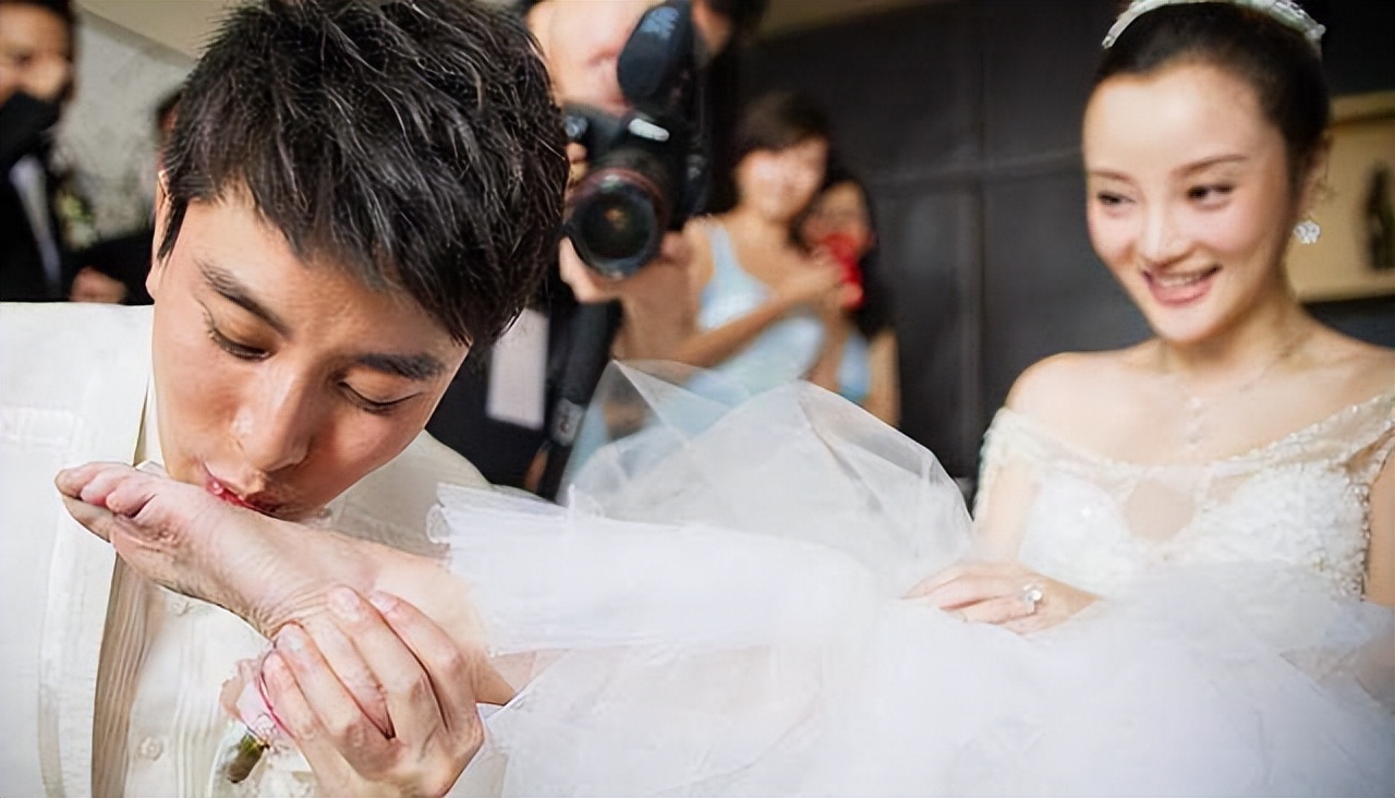 “上梁不正下梁歪”李小璐的婚姻悲剧的始作俑者，是她亲妈